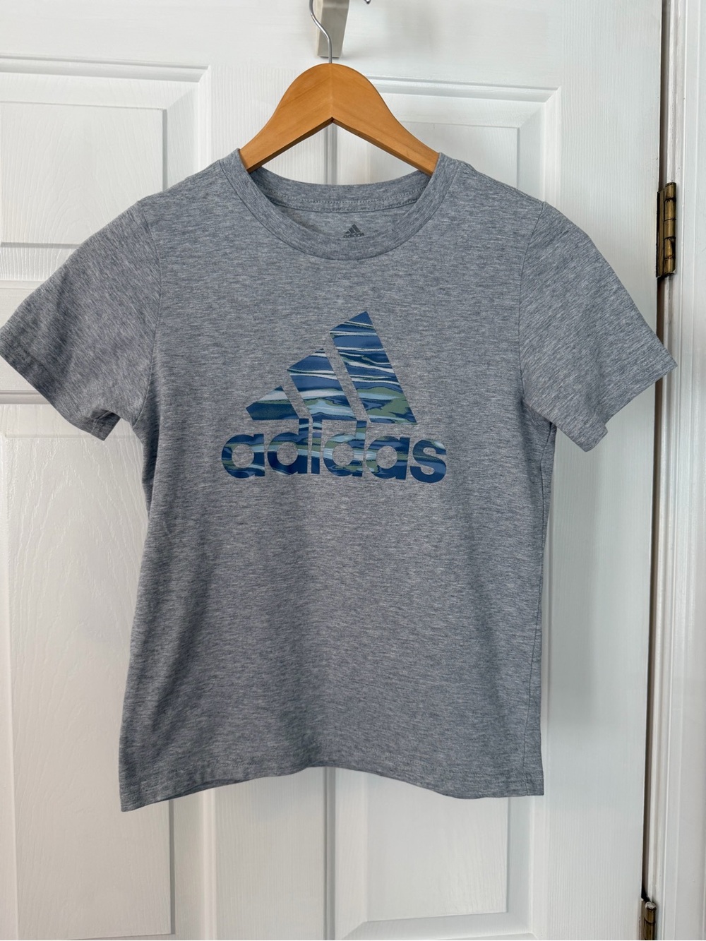 adidas Heather Grey Graphic Badge of Sport T-Shirt (Size S) kids